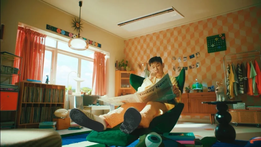 LG전자가 프리미엄 에어컨의 대명사가 된 ‘휘센’ 브랜드에 휴식과 재미라는 이미지를 더하고 MZ세대에게 가깝게 다가가는 고객경험 캠페인을 진행한다. 사진은 크러쉬가 작사ㆍ작곡에 참여한 뮤직비디오 '내심. 바람'의 한 장면.