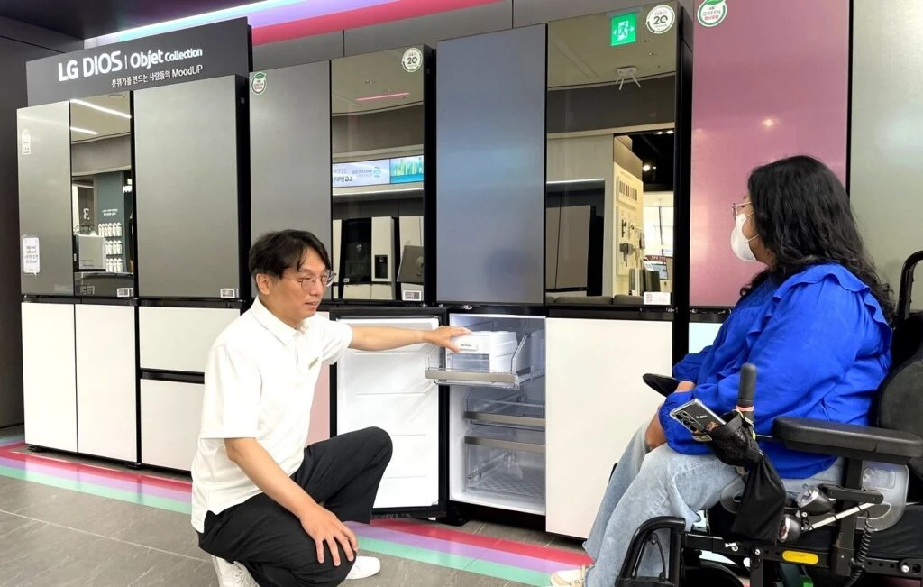 LG전자가 16일부터 신체적 제약이 있는 고객도 편리하게 매장을 방문할 수 있도록 매니저가 1:1로 도와주는 ‘베스트 동행 케어 서비스’를 실시한다. ‘베스트 동행 케어 서비스’는 고객이 매장 주차장에 도착하면 차량에서부터 매장까지 전담 매니저가 모든 이동을 돕는 서비스다. 휠체어를 이용하는 지체장애인뿐 아니라 현재 거동이 불편한 고객이라면 누구나 이용할 수 있다. 이 서비스는 전국 LG전자 베스트샵 직영 매장에서 실시하며, 서비스를 이용하려면 LG전자(www.lge.co.kr)나 베스트샵(bestshop.lge.co.kr) 홈페이지의 ‘매장 상담 예약’ 메뉴에서 신청하면 된다.