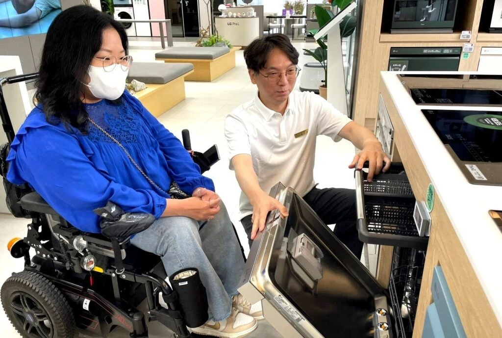 LG전자가 16일부터 신체적 제약이 있는 고객도 편리하게 매장을 방문할 수 있도록 매니저가 1:1로 도와주는 ‘베스트 동행 케어 서비스’를 실시한다. ‘베스트 동행 케어 서비스’는 고객이 매장 주차장에 도착하면 차량에서부터 매장까지 전담 매니저가 모든 이동을 돕는 서비스다. 휠체어를 이용하는 지체장애인뿐 아니라 현재 거동이 불편한 고객이라면 누구나 이용할 수 있다. 이 서비스는 전국 LG전자 베스트샵 직영 매장에서 실시하며, 서비스를 이용하려면 LG전자(www.lge.co.kr)나 베스트샵(bestshop.lge.co.kr) 홈페이지의 ‘매장 상담 예약’ 메뉴에서 신청하면 된다.