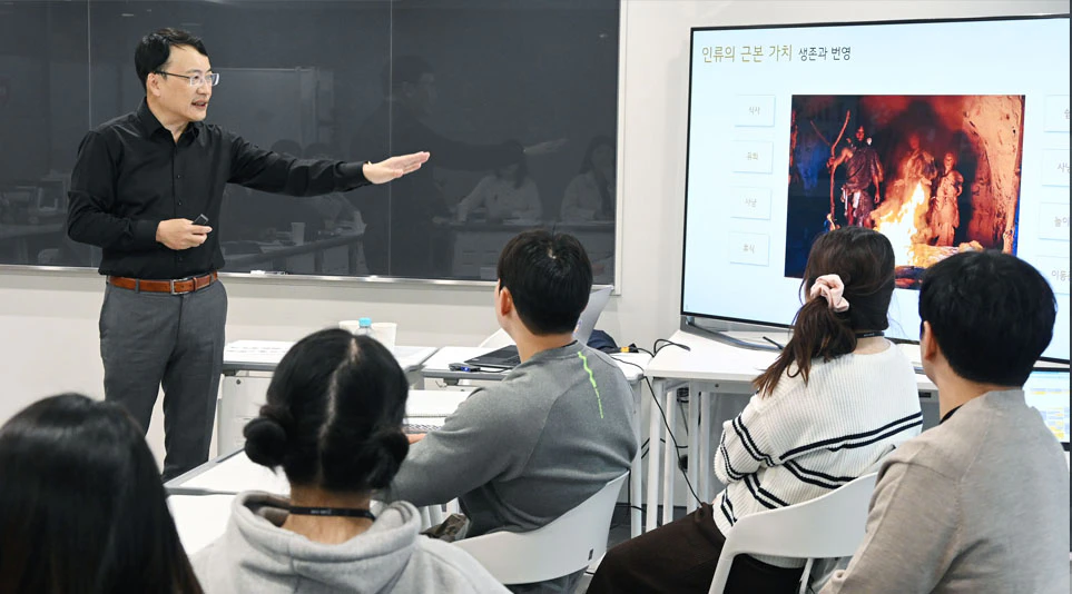 ‘인류의 근본 가치’에 대해 설명 중인 CX센터 이철배 부사장 ‘인류의 근본 가치’에 대해 설명 중인 CX센터 이철배 부사장