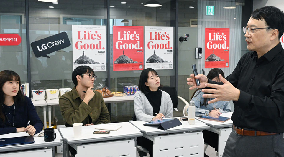 LG크루원들에게 와이드 앤 빅데이터에 대해 설명하는 이철배 센터장 LG크루원들에게 와이드 앤 빅데이터에 대해 설명하는 이철배 센터장