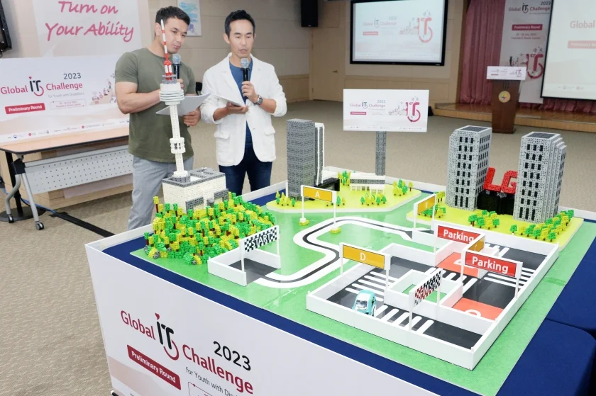 LG전자가 글로벌 ESG활동의 일환으로 2023 글로벌장애청소년IT챌린지를 개최했다. 사진은 자율주행차 코딩능력 평가 종목이 진행되고 있는 모습.