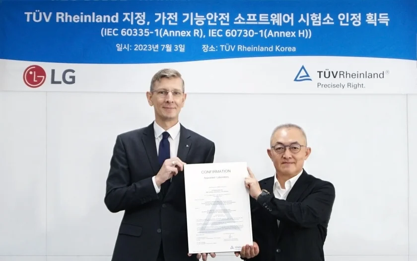 (왼쪽부터) TUV 라인란드 코리아 프랭크 주트너(Frank Juettner) 대표이사와 LG전자 Software센터장 박인성 전무가 3일 오후 서울 영등포구에 위치한 TUV 라인란드 코리아 본사에서 가전 기능안전 소프트웨어 지정시험기관 인증서와 함께 기념촬영을 하는 모습 