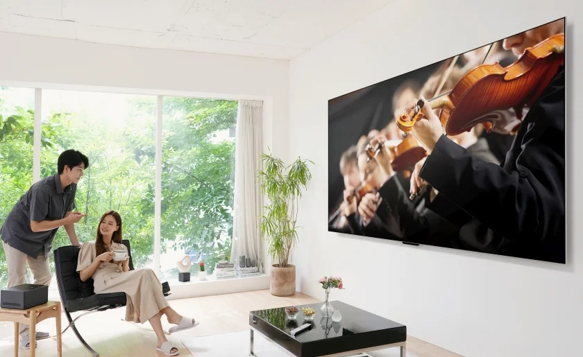 LG전자가 세계 최초 무선 올레드 TV ‘LG 시그니처 올레드 M’을 본격 출시한다. 이 제품은 현존 최대 97형 올레드 TV에 세계 최초 4K·120Hz 고화질 영상을 무선으로 전송하는 솔루션을 탑재해 TV 주변 복잡한 연결선을 없앴다. 모델들이 LG 시그니처 올레드 M을 체험하고 있다.