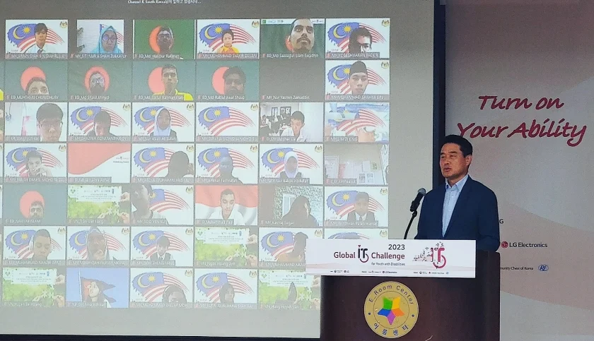 LG전자가 글로벌 ESG활동의 일환으로 2023 글로벌장애청소년IT챌린지를 개최했다.  LG전자 대외협력담당 윤대식 전무가 대회에 앞서 발언을 하고 있다.