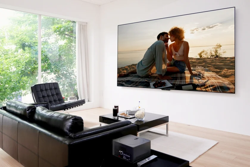 LG 시그니처 올레드 M은 전원을 제외한 모든 선을 없앤 세계 최초 무선 올레드 TV다. TV 본체와 무선으로 연결된 ‘제로 커넥트 박스’를 통해 다양한 주변기기를 연결하면 TV가 설치된 주변 공간을 깔끔하게 정리할 수 있다. 사진은 LG 시그니처 올레드 M이 집 안 공간에 조화롭게 배치된 모습.