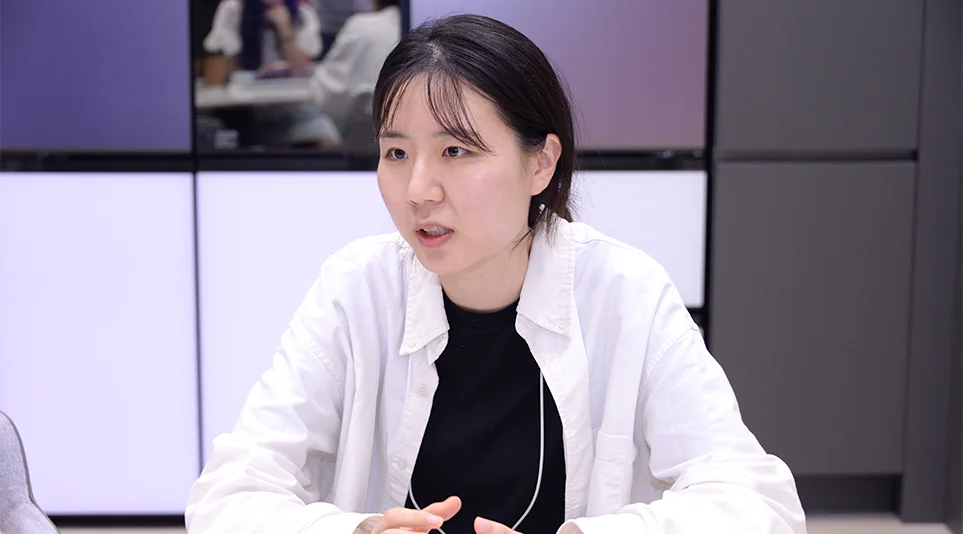 LG전자 휘센 오브제컬렉션 제습기를 설명하는 상품기획자 이재완 선임
