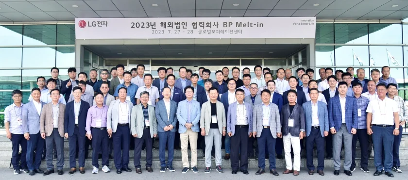 LG전자가 27일 베트남 하이퐁 법인에서 해외진출 협력사들과 함께 '생산성 개선 우수사례' 공유회를 개최했다. LG전자 글로벌오퍼레이션센터장 왕철민 전무(사진 첫째 줄 왼쪽에서 아홉 번째)와 해외진출 협력사 대표, 법인장들이 함께 기념촬영을 하고 있다. LG전자가 27일 베트남 하이퐁 법인에서 해외진출 협력사들과 함께 '생산성 개선 우수사례' 공유회를 개최했다. LG전자 글로벌오퍼레이션센터장 왕철민 전무(사진 첫째 줄 왼쪽에서 아홉 번째)와 해외진출 협력사 대표, 법인장들이 함께 기념촬영을 하고 있다.