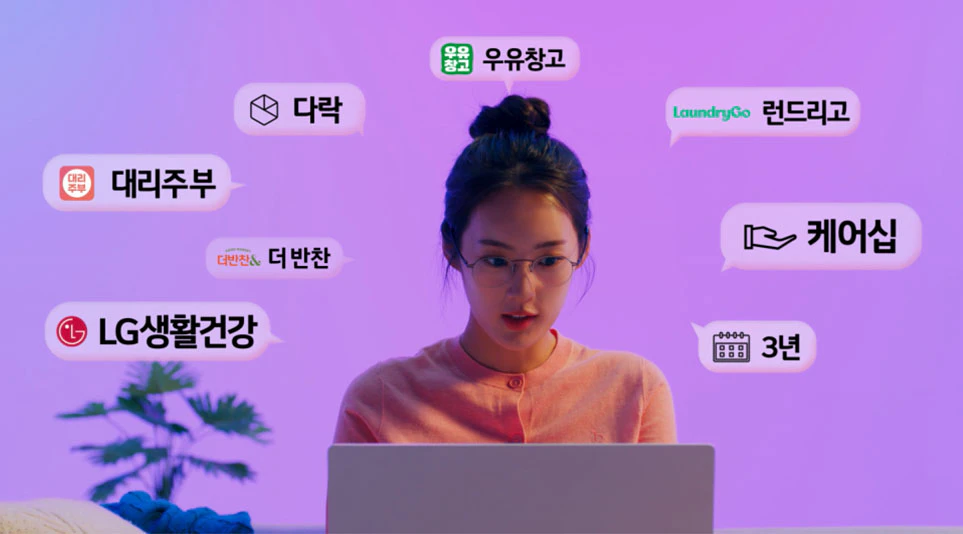 프리즈 서울 2022에서 LG전자가 선보인 아니시 카푸어의 ‘Wounds and Absent Objects II’(2022). 롤러블 TV인 LG 시그니처 올레드 R에 담겨 TV까지 하나의 작품으로 판매된다. 사진 LG전자제공.