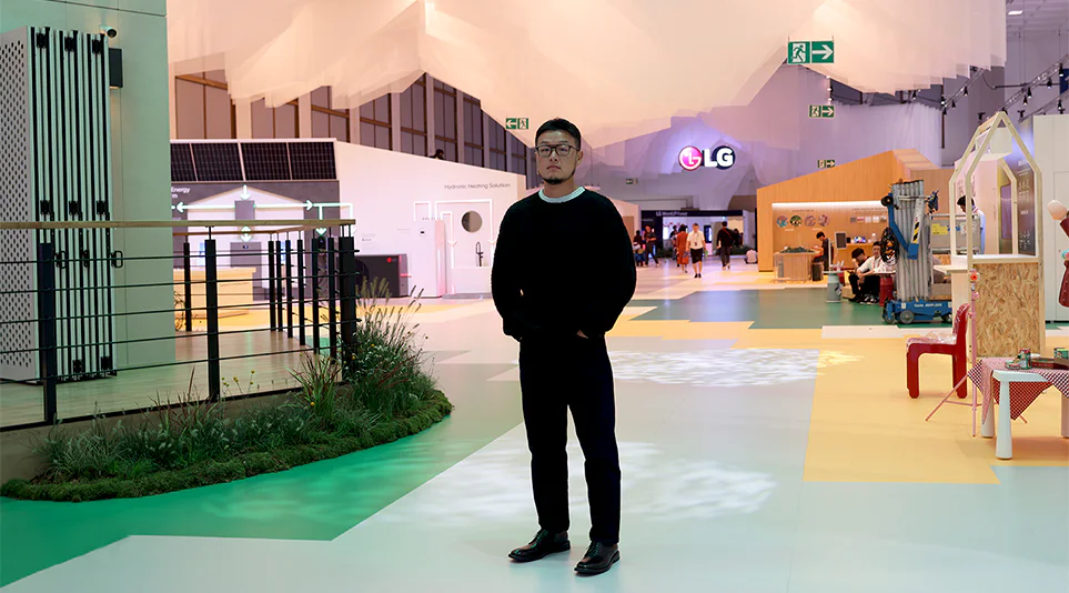 IFA2023에서 선보인 LG전자의 지속가능한 마을 앞에서 포즈를 취하는 이광호 작가