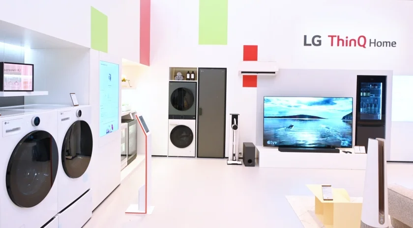 LG전자가 독일 베를린에서 열리는 가전전시회 IFA 2023에서 차별화된 고객경험을 제공하는 스마트홈 플랫폼 ‘LG 씽큐(LG ThinQ)’를 적극 알리고 있다. LG 씽큐 홈 전시존 전경 LG전자가 독일 베를린에서 열리는 가전전시회 IFA 2023에서 차별화된 고객경험을 제공하는 스마트홈 플랫폼 ‘LG 씽큐(LG ThinQ)’를 적극 알리고 있다. LG 씽큐 홈 전시존 전경