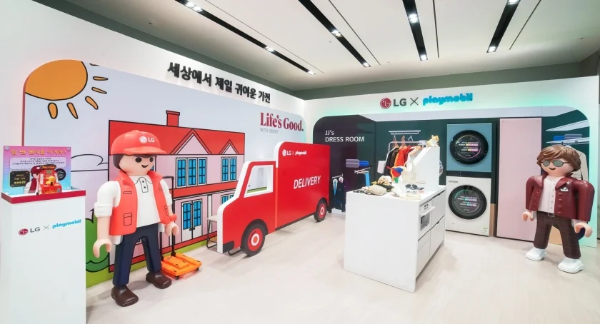 LG전자가 지난 11일 서울 중구에 위치한 충무초등학교에서 'E-순환학교' 교육을 진행했다. 일일 선생님으로 나선 LG전자 직원이 폐전자제품을 재활용하는 방법을 초등학생들에게 알기 쉽게 설명했다. LG전자가 지난 11일 서울 중구에 위치한 충무초등학교에서 'E-순환학교' 교육을 진행했다. 일일 선생님으로 나선 LG전자 직원이 폐전자제품을 재활용하는 방법을 초등학생들에게 알기 쉽게 설명했다.