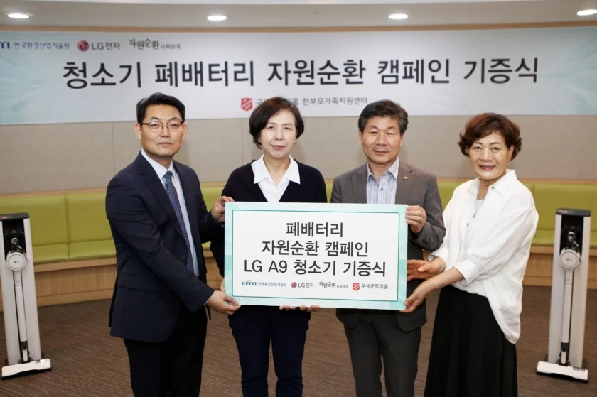LG전자가 국내 최초로 가상과 현실을 넘나드는 콘셉트의 이색 음악축제 「이세계 페스티벌」에 메인 스폰서로 참가해 Z세대 고객들에게 젊고 역동적인 모습으로 도전하고 변화하는 브랜드를 알렸다. 사진은 LG전자의 도전과 실험정신을 대표하는 마케팅 플랫폼 ‘LG Labs(랩스)’의 혁신제품을 관람객들에게 선보이기 위해 마련된 LG 랩스 라운지 전경. LG전자가 국내 최초로 가상과 현실을 넘나드는 콘셉트의 이색 음악축제 「이세계 페스티벌」에 메인 스폰서로 참가해 Z세대 고객들에게 젊고 역동적인 모습으로 도전하고 변화하는 브랜드를 알렸다. 사진은 LG전자의 도전과 실험정신을 대표하는 마케팅 플랫폼 ‘LG Labs(랩스)’의 혁신제품을 관람객들에게 선보이기 위해 마련된 LG 랩스 라운지 전경.