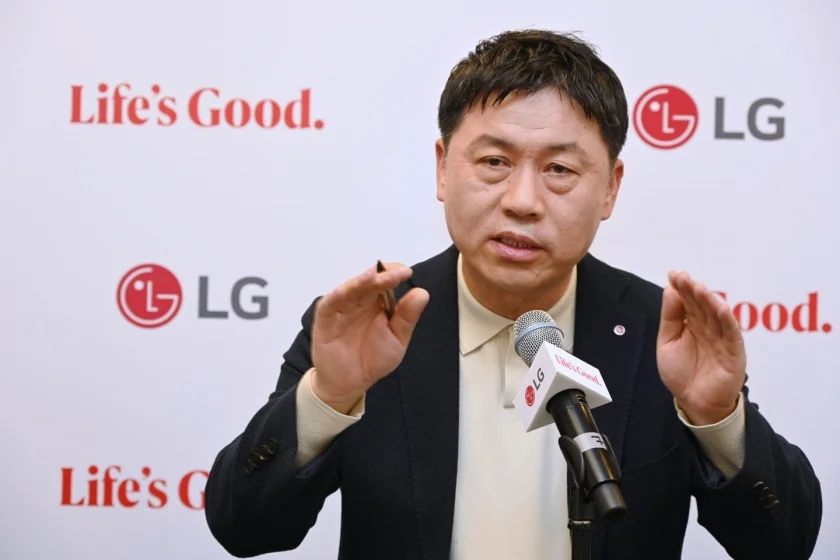 LG전자 H&A사업본부장 류재철 사장이 현지시간 2일 독일 베를린에서 기자간담회를 열고 LG전자만의 ‘스마트 홈 솔루션’으로 글로벌 가전시장의 판도를 바꾸겠다는 사업전략을 제시했다. 사진 왼쪽부터 LG전자 H&A사업본부 에어솔루션사업부장 이재성 부사장, H&A사업본부장 류재철 사장, 키친솔루션사업부장 이현욱 전무. LG전자 H&A사업본부장 류재철 사장이 현지시간 2일 독일 베를린에서 기자간담회를 열고 LG전자만의 ‘스마트 홈 솔루션’으로 글로벌 가전시장의 판도를 바꾸겠다는 사업전략을 제시했다. 사진 왼쪽부터 LG전자 H&A사업본부 에어솔루션사업부장 이재성 부사장, H&A사업본부장 류재철 사장, 키친솔루션사업부장 이현욱 전무.