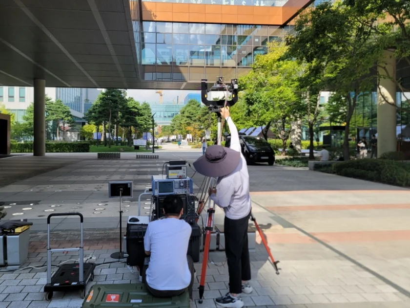 LG전자가 도심지역으로는 세계 최장거리 수준인 실외 500m 거리에서 6G 테라헤르츠 대역 무선 데이터 송수신에 성공했다. LG전자 연구원들이 서울 마곡 LG사이언스파크에서 6G 테라헤르츠 대역 송수신 테스트를 진행하는 모습.
