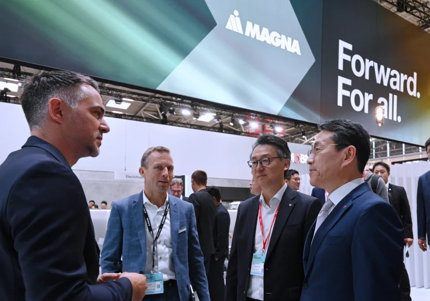 LG전자 CEO 조주완 사장이 현지시간 5일 독일 뮌헨에서 열리고 있는 ‘IAA 모빌리티 2023’ 전시장에서 마그나 부스를 방문해 전장 사업의 다양한 협업 방안에 대해 논의했다. 사진 왼쪽부터 마그나 인터내셔널 마커스 크나벨 수석 마케팅매니저, 요르크 고튼도르스트 수석 부사장, LG전자 VS사업본부장 은석현 부사장, CEO 조주완 사장.