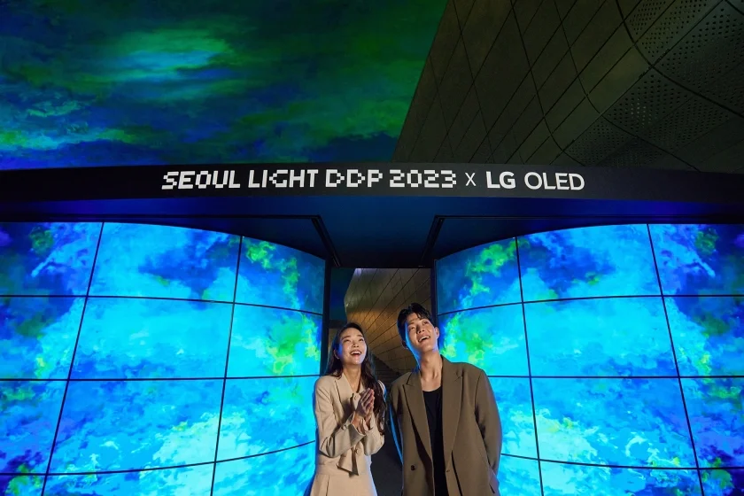 LG전자가 이달 10일까지 서울 동대문디자인플라자에서 열리는 ‘서울라이트 DDP 2023’에서 세계적인 설치미술가 댄 아셔(Dan Acher)와 협업해 올레드 디스플레이로 아름다운 오로라의 감동을 선사한다. 모델들이 대형 올레드 조형물과 밤하늘에 펼쳐진 오로라를 감상하고 있다. LG전자가 이달 10일까지 서울 동대문디자인플라자에서 열리는 ‘서울라이트 DDP 2023’에서 세계적인 설치미술가 댄 아셔(Dan Acher)와 협업해 올레드 디스플레이로 아름다운 오로라의 감동을 선사한다. 모델들이 대형 올레드 조형물과 밤하늘에 펼쳐진 오로라를 감상하고 있다.