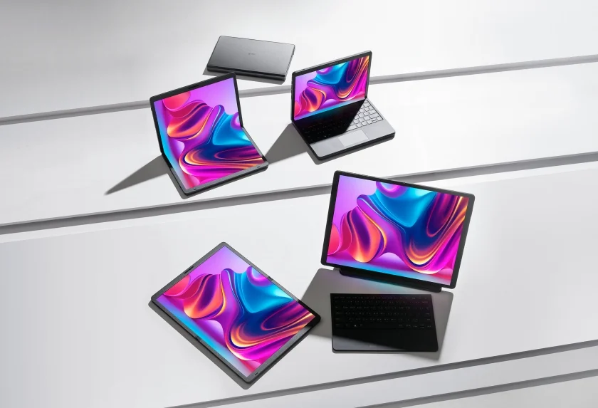 한국 브랜드 최초의 폴더블(Foldable) 노트북 ‘LG 그램 폴드’는 그램의 초경량·대화면의 정체성을 계승하고, 화면을 접었다 펼치는 자유로움을 더해 고객에게 새로운 라이프스타일 경험을 제시한다. 사진은 LG 그램 폴드의 다양한 폼팩터. 한국 브랜드 최초의 폴더블(Foldable) 노트북 ‘LG 그램 폴드’는 그램의 초경량·대화면의 정체성을 계승하고, 화면을 접었다 펼치는 자유로움을 더해 고객에게 새로운 라이프스타일 경험을 제시한다. 사진은 LG 그램 폴드의 다양한 폼팩터.