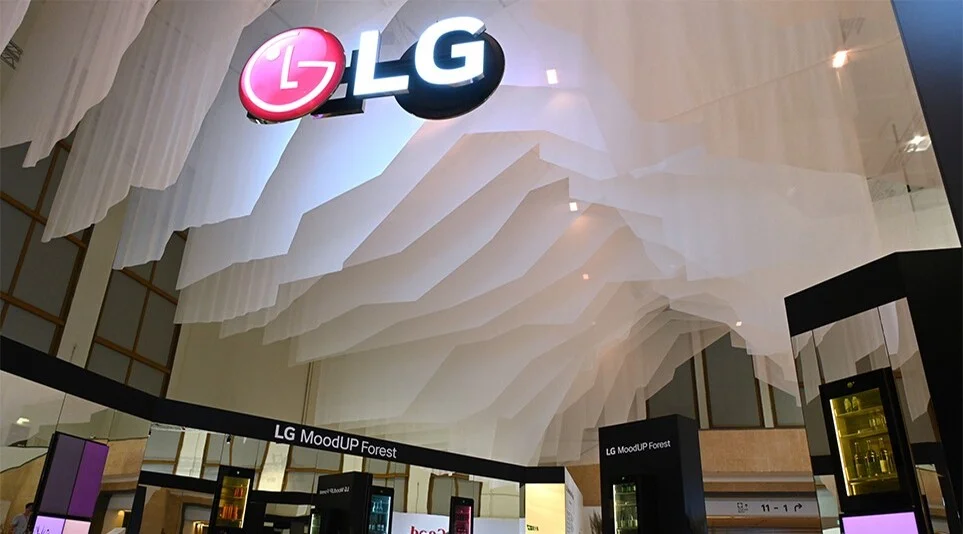 IFA2023의 LG전자 부스 천장에 설치된 패브릭 조형물