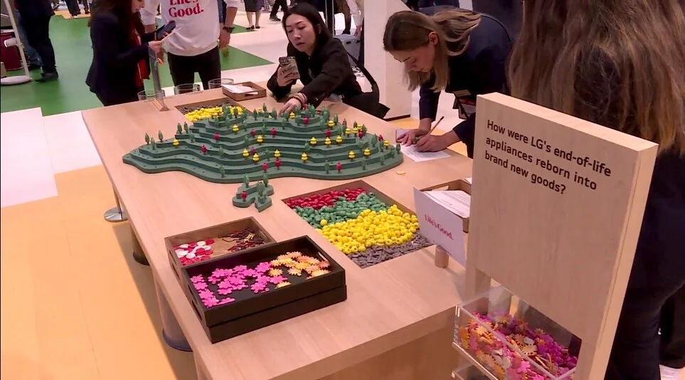 IFA2023 LG전자 부스의 업사이클링 워크숍(Upcycling Workshop) 공간에서 운영된 ‘나무 심기’ 체험 프로그램