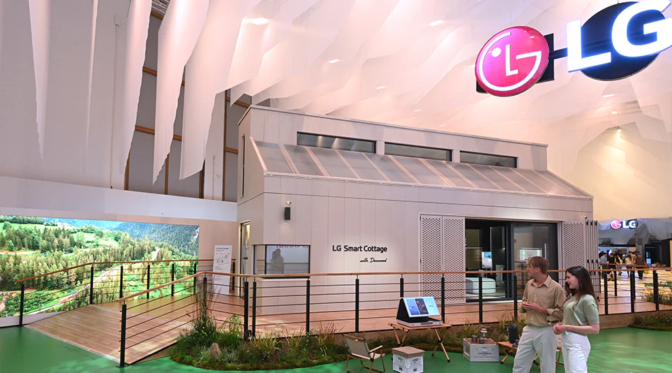 ‘LG 지속가능한 마을’ 입구에 전시된 에너지 및 냉난방공조 시스템, 차별화된 프리미엄 가전을 갖춘 소형 모듈러 주택 ‘LG 스마트코티지