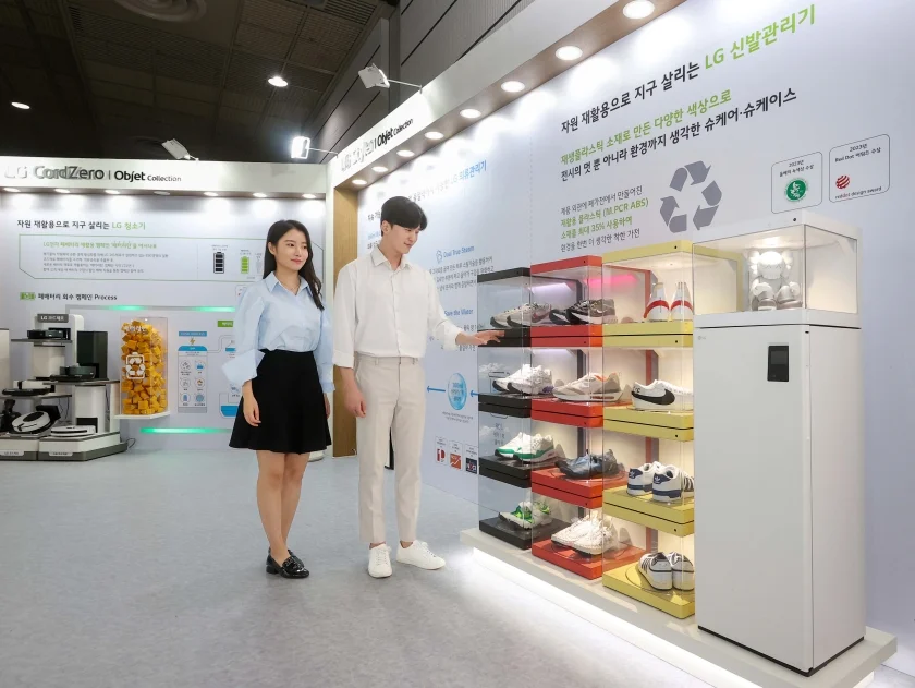 LG전자가 11일부터 13일까지 서울 삼성동 코엑스에서 열리는 ‘2023 대한민국 ESG 친환경대전’에서 차별화된 기술력으로 환경보호에 기여하는 생활가전 솔루션을 선보인다. 모델이 재활용 플라스틱을 적용해 순환경제를 실천하는 스타일러 슈케이스·슈케어를 살펴보고 있다. LG전자가 11일부터 13일까지 서울 삼성동 코엑스에서 열리는 ‘2023 대한민국 ESG 친환경대전’에서 차별화된 기술력으로 환경보호에 기여하는 생활가전 솔루션을 선보인다. 모델이 재활용 플라스틱을 적용해 순환경제를 실천하는 스타일러 슈케이스·슈케어를 살펴보고 있다.