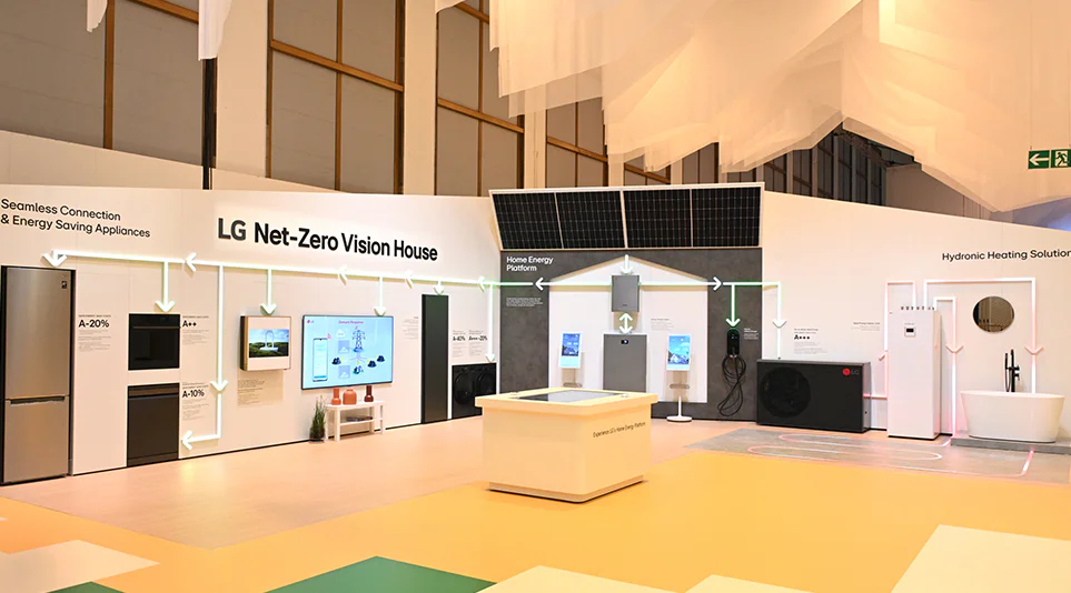 고효율 가전과 홈 에너지 플랫폼이 전시되어 있는 LG전자 넷제로 하우스 전시존(Net-Zero Vision House)