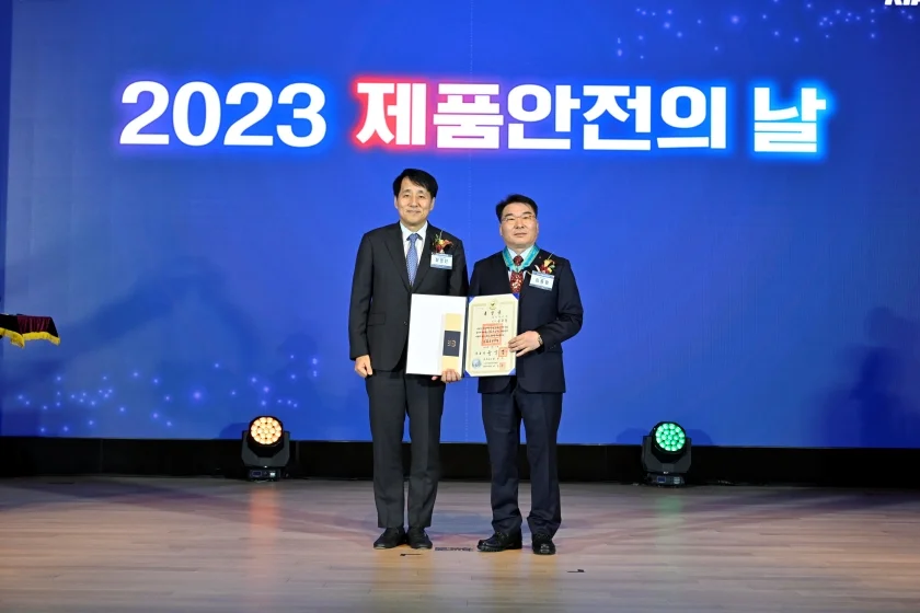 LG전자 품질경영센터장 김종필 전무가 9일 ‘2023 제품안전의 날’ 시상식에서 최고 영예인 동탑산업훈장을 받았다. (사진 왼쪽부터)장영진 산업통상자원부 제1차관과 LG전자 김종필 전무가 기념촬영을 하고 있다.