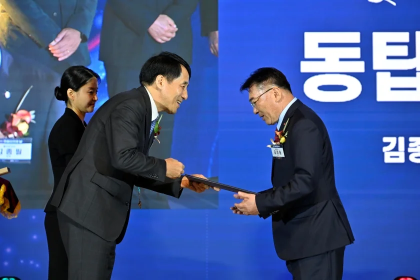 LG전자 품질경영센터장 김종필 전무가 9일 ‘2023 제품안전의 날’ 시상식에서 최고 영예인 동탑산업훈장을 받았다. (사진 왼쪽부터)장영진 산업통상자원부 제1차관이 LG전자 김종필 전무에게 동탑산업훈장 증서를 전달하고 있다.
