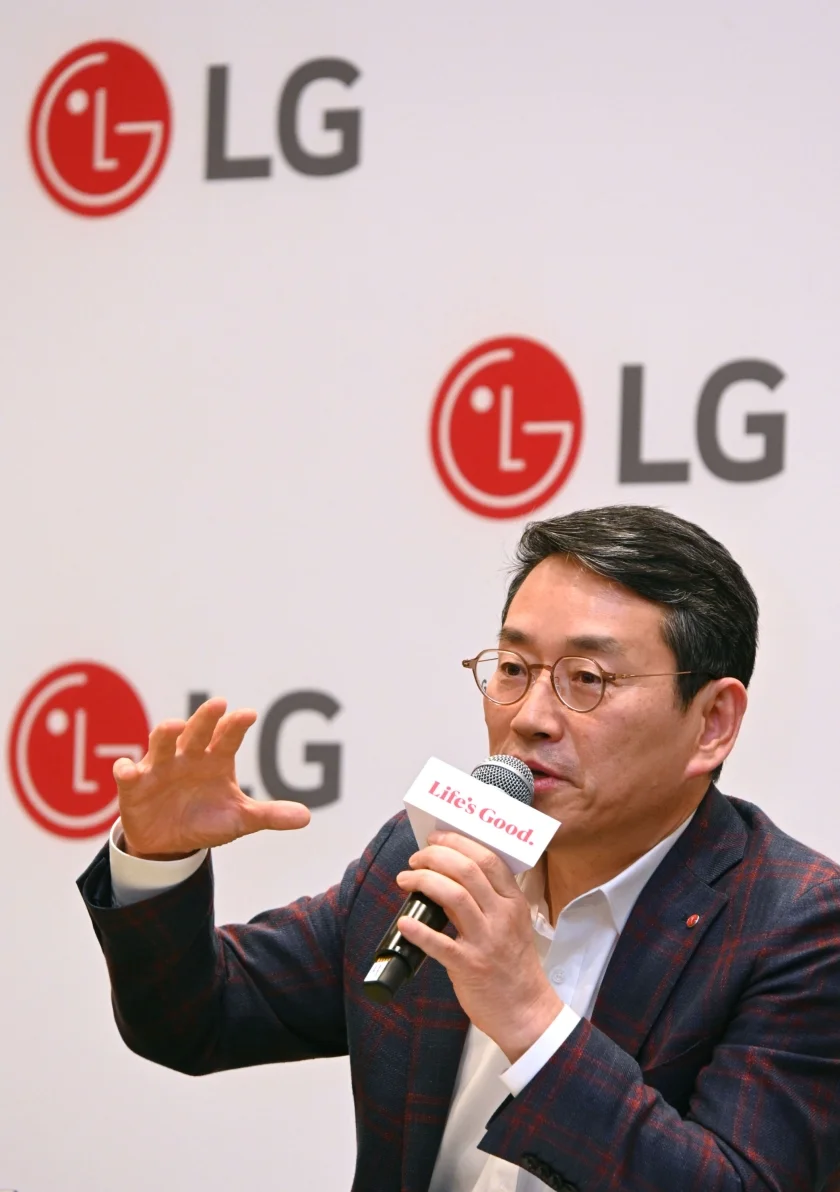 LG전자 조주완 CEO가 현지시간 10일 美 라스베이거스에서 열린 기자간담회에서 사업 전략을 소개하고 있다. LG전자 조주완 CEO가 현지시간 10일 美 라스베이거스에서 열린 기자간담회에서 사업 전략을 소개하고 있다.