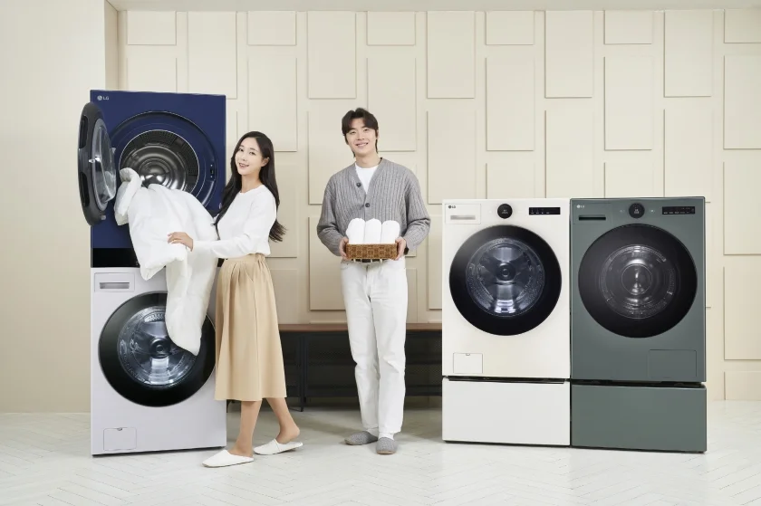 LG전자가 많은 양의 빨래와 이불을 한 번에 건조하는 국내 최대 22kg 용량 건조기를 탑재한 ‘트롬 워시타워’를 23일 출시한다. 모델이 (사진 왼쪽부터) 트롬 워시타워, 세탁기, 건조기 신제품을 소개하고 있다. LG전자가 많은 양의 빨래와 이불을 한 번에 건조하는 국내 최대 22kg 용량 건조기를 탑재한 ‘트롬 워시타워’를 23일 출시한다. 모델이 (사진 왼쪽부터) 트롬 워시타워, 세탁기, 건조기 신제품을 소개하고 있다.