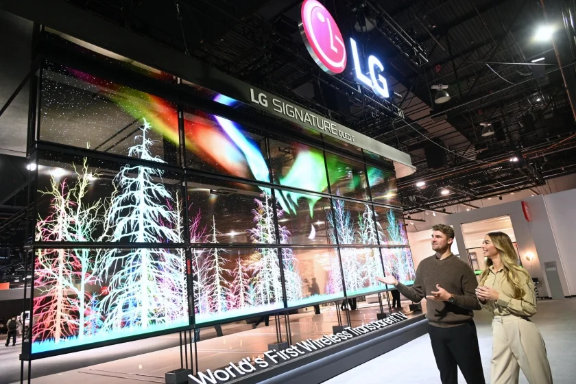 LG전자가 미국 라스베이거스에서 현지시간 9일 개막하는 CES 2024에 참가한다. 'LG 시그니처 올레드 T' 15대로 구성된 미디어 아트가 스크린 뒤를 볼 수 있도록 투명하게 변하며 투명 올레드 TV가 보여줄 새로운 시대를 연출한다.
