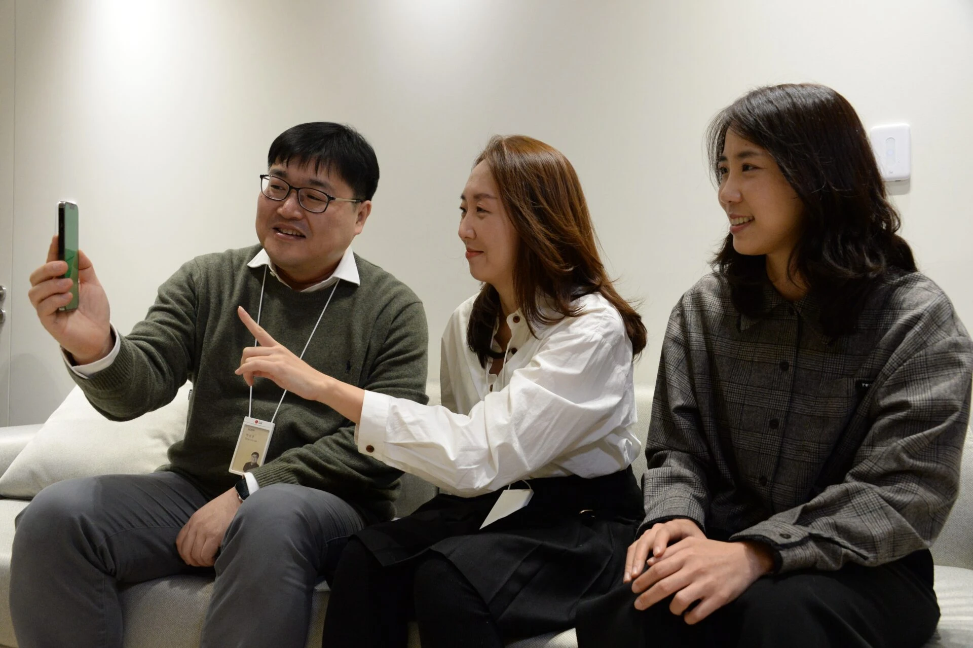 스마트폰으로 새롭게 개편된 LG 씽큐 앱을 설명하는 기획자들의 모습