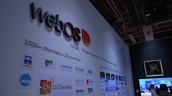 CES 2024 LG전자 부스를 찾은 관람객들이 올레드 디스플레이 140여 대를 이어 붙인 터널 구조의 체험 공간에서 LG전자 스마트 TV 플랫폼 'webOS'의 다양한 콘텐츠들을 체험하고 있다.