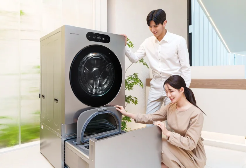 LG전자가 세탁부터 건조까지 한 번에 끝내는 ‘꿈의 가전’ LG 시그니처(LG SIGNATURE) 세탁건조기를 22일부터 본격 판매하고 있다. 모델이 LG전자 베스트샵 강남본점에서 섬세한 의류나 기능성 의류는 물론 속옷, 아이옷 등을 분리 세탁할 수 있어 활용도가 높은 시그니처 세탁건조기의 미니워시를 살펴보고 있다.