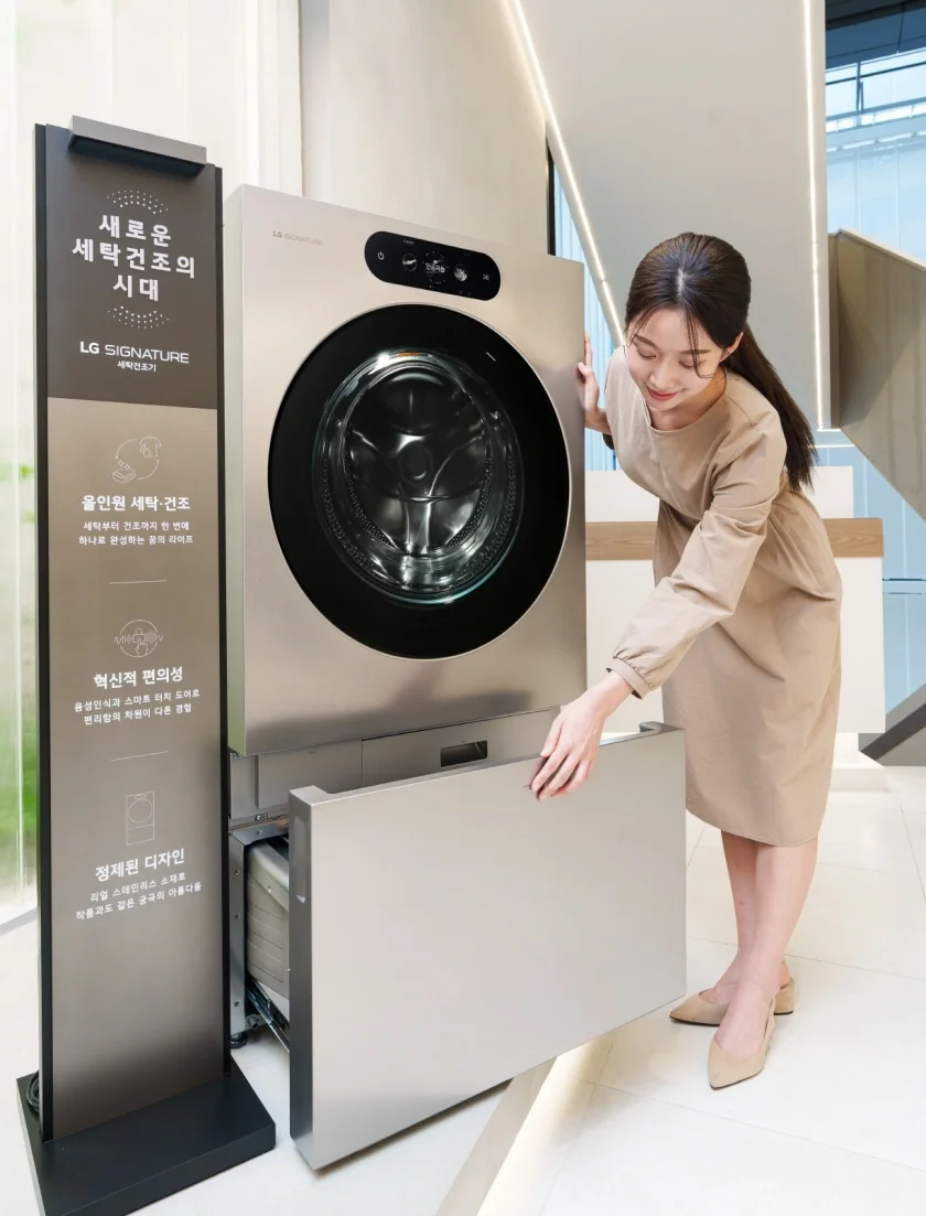 LG전자가 세탁부터 건조까지 한 번에 끝내는 ‘꿈의 가전’ LG 시그니처(LG SIGNATURE) 세탁건조기를 22일부터 본격 판매하고 있다. 모델이 LG전자 베스트샵 강남본점에서 섬세한 의류나 기능성 의류는 물론 속옷, 아이옷 등을 분리 세탁할 수 있어 활용도가 높은 시그니처 세탁건조기의 미니워시를 살펴보고 있다.