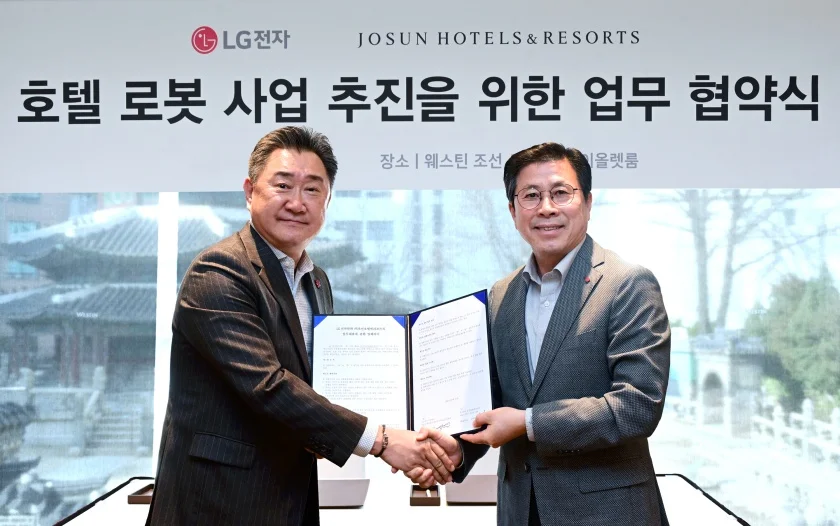 LG전자는 최근 서울 중구 소공동 ‘웨스틴 조선 서울’ 호텔에서 조선호텔앤리조트와 ‘호텔 서비스 업무 효율화 및 신성장 동력 확보를 위한 서비스 로봇 개발 협력’을 위한 업무협약(MOU)을 체결했다. 왼쪽부터 조선호텔앤리조트 이주희 대표이사, LG전자 장익환 BS사업본부장.