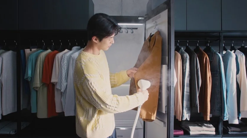 모델이 옷의 구김까지 깔끔하게 다림질할 수 있어 편리한 신제품의 빌트인 고압 스티머를 사용하는 모습