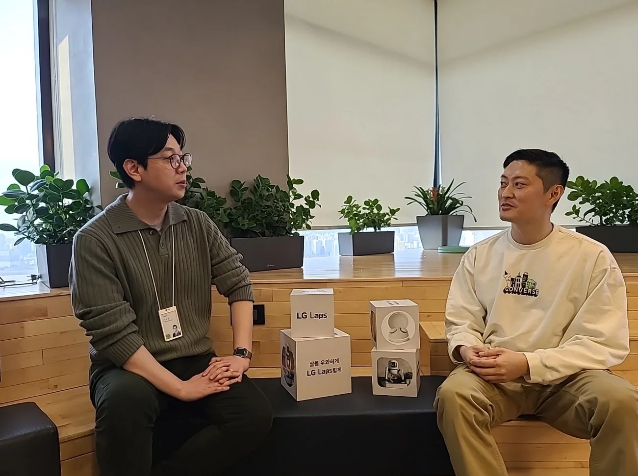 LG Labs를 소개하는 공대원 팀장(좌), 우형빈 선임(우)