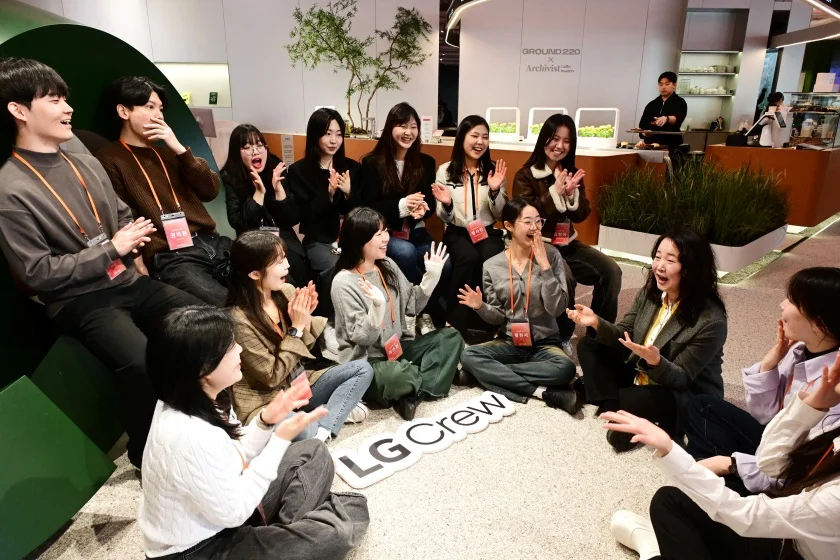 LG전자 CX센터 LSR고객연구소장 권혁진 상무(오른쪽에서 세번째)가 LG크루 4기 발대식에 앞서 LG크루와 함께 이야기를 나누고 있다.
