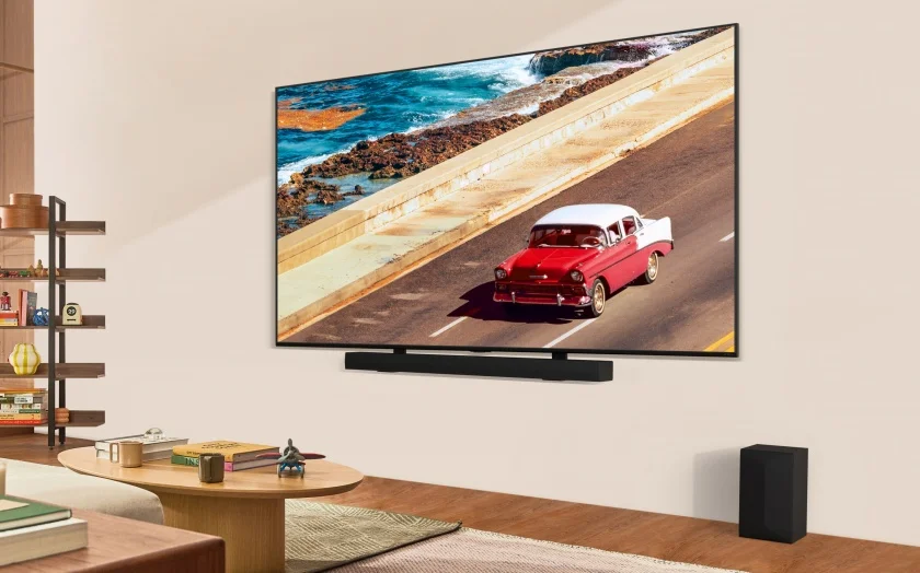 사진은 LG QNED TV와 마치 하나의 제품처럼 잘 어울리는 LG 사운드바 ‘S70TR’