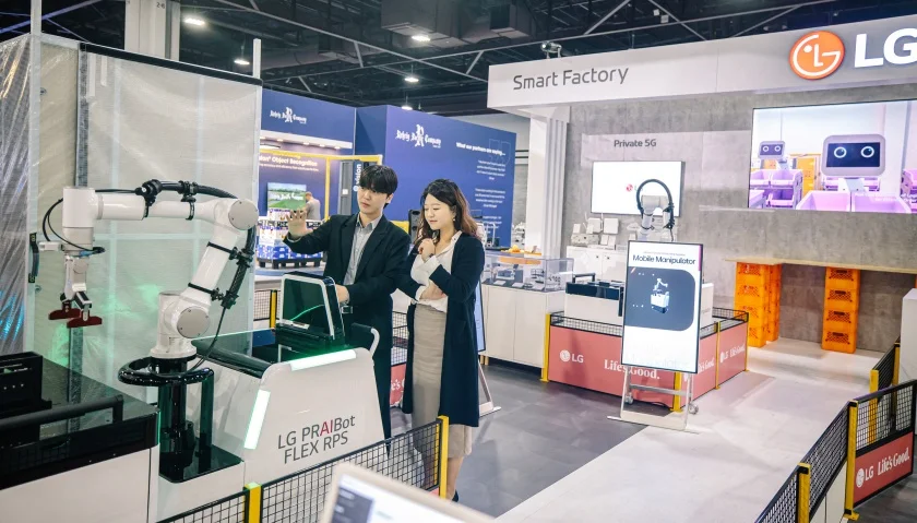 LG전자가 美 ‘모덱스 2024’에 참가해 산업용 로봇 라인업을 선보였다. 사진은 LG전자 직원이 '저상형 AMR'을 시연하는 모습.