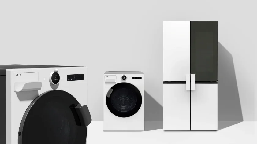 LG전자가 누구나 손쉽게 가전을 사용하도록 돕는 ‘LG 컴포트 키트(Comfort Kit)’를 이달 출시한다. LG 컴포트 키트는 성별이나 나이, 장애 유무와 상관 없이 모든 고객이 LG전자 생활가전을 손쉽게 사용하도록 유니버설 디자인으로 설계됐다. (사진 왼쪽부터) LG 컴포트 키트가 적용된 세탁기, 건조기, 냉장고.