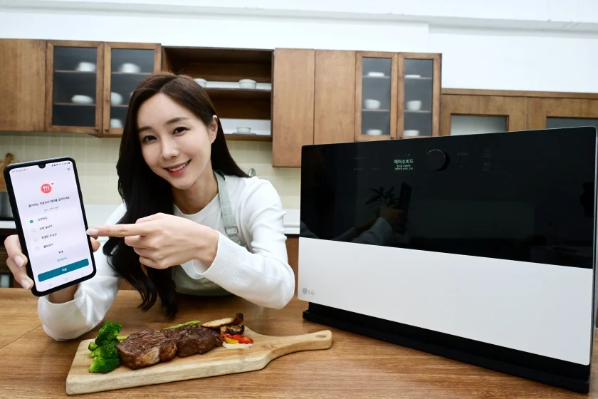 LG전자가 ‘디오스 오브제컬렉션 광파오븐’을 8일 출시했다. 모델이 UP가전 2.0을 적용한 신제품을 소개하고 있다.