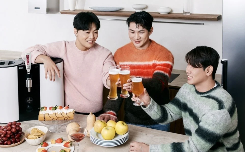 LG트윈스 소속 (왼쪽부터)김윤식, 오지환, 홍창기 선수와 LG홈브루가 함께하는 홈파티 화보컷 LG트윈스 소속 (왼쪽부터)김윤식, 오지환, 홍창기 선수와 LG홈브루가 함께하는 홈파티 화보컷