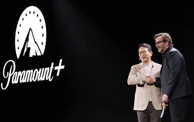 LG전자 프레스 콘퍼런스에서 인사를 나누는 조주완 LG전자 CEO와 파라마운트스트리밍 CEO 톰 라이언 (출처: 연합뉴스 제공)