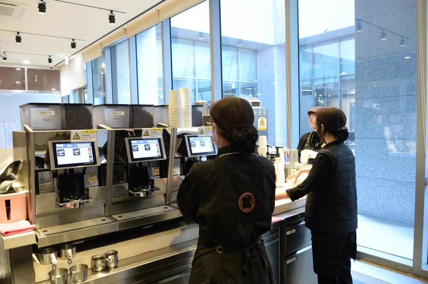카페 하누리에서 근무하는 직원들의 모습