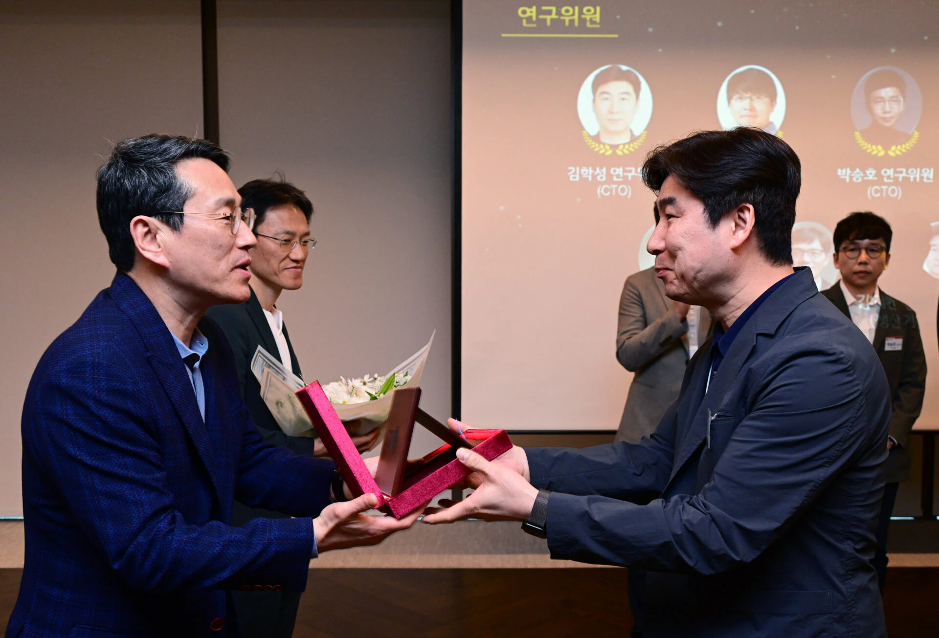 조주완 CEO(사진 왼쪽)가 임명식에서 신임 연구/전문위원에게 임명패를 전달하고 있다.  