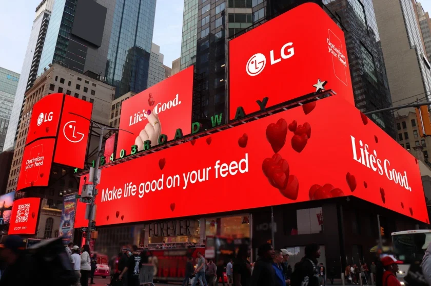 지난 7일 미국 뉴욕 타임스스퀘어 전광판에서 LG전자의 이번 캠페인 홍보 영상이 상영됐다.