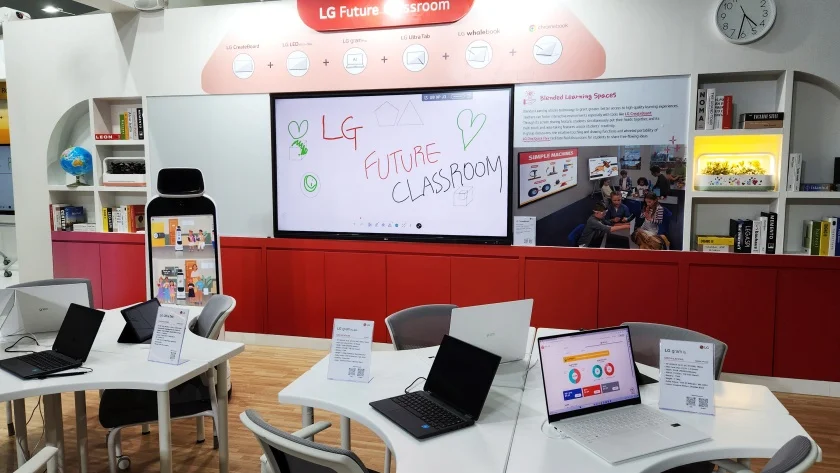 AI 노트북 ‘LG 그램’을 비롯해 교육용 IT 기기, 전자칠판, AI 클로이(CLOi) 로봇 등으로 조성된 LG전자 미래교실 공간.